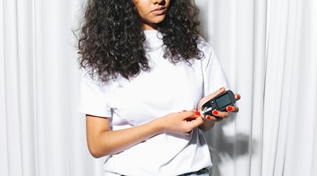 Diabetes mellitus betrifft Millionen Menschen weltweit. Regelmäßige Blutzuckerkontrollen und ein gesunder Lebensstil sind entscheidend. Symbolbild