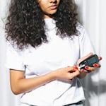 Diabetes mellitus betrifft Millionen Menschen weltweit. Regelmäßige Blutzuckerkontrollen und ein gesunder Lebensstil sind entscheidend. Symbolbild