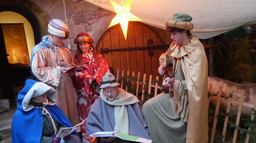 Zwischen historischen Mauern begegnen sich Handwerk, Musik und Weihnachtsduft. Foto: Burg Ludwigstein