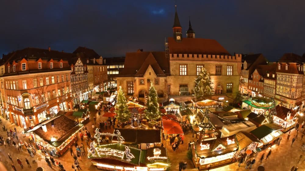 Mit rund 70 festlich dekorierten Holzhütten zählt der Göttinger Weihnachtsmarkt für viele zu den schönsten in Niedersachsen. Foto Göttingen Marketing