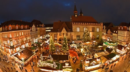 Mit rund 70 festlich dekorierten Holzhütten zählt der Göttinger Weihnachtsmarkt für viele zu den schönsten in Niedersachsen. Foto Göttingen Marketing