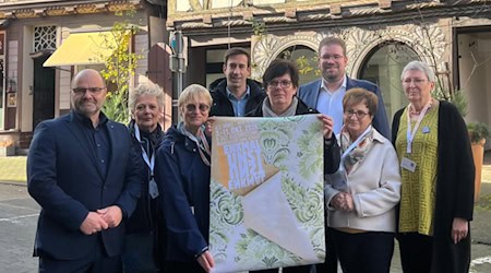 Das neue Plakat steht und mit ihm das Signal für den Neustart: Das Festival DenkmalKunstKunstDenkmal (DKKD) kehrt 2026 nach Hann. Münden zurück. Das neue Vorstandsteam präsentierte sich gemeinsam mit Bürgermeister Tobias Dannenberg, HMM-Geschäftsführer Matthias Biroth und Mario Schnell (VR Bank Südniedersachsen) bei der Auftakt-Pressekonferenz. Foto Rohpeter