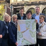 Das neue Plakat steht und mit ihm das Signal für den Neustart: Das Festival DenkmalKunstKunstDenkmal (DKKD) kehrt 2026 nach Hann. Münden zurück. Das neue Vorstandsteam präsentierte sich gemeinsam mit Bürgermeister Tobias Dannenberg, HMM-Geschäftsführer Matthias Biroth und Mario Schnell (VR Bank Südniedersachsen) bei der Auftakt-Pressekonferenz. Foto Rohpeter