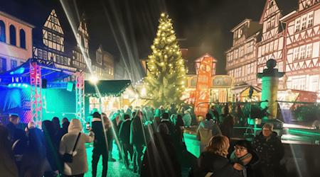 Zahlreiche BesucherInnen strömten trotz Nieselregen auf den Allendörfer Marktplatz und genossen den "Winterzauber". Foto: Wesche