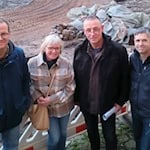 (V.li.) Andreas Bergmann (Fachdienst Tiefbau), Sabine Momm (Denkmalpflege), Stefan Schäfer (Stadtarchiv) sowie Dr. Christoph Döllerer (Archäomedes GmbH) am Fundort im östlichen Teil des oberen Schlossplatzes. Foto: Stadt HMÜ