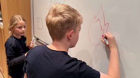 Noch üben die Kinder am Whiteboard – ein neues Smartboard kommt vor Weihnachten. (Foto Spakasse Duderstadt)