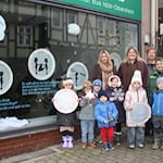 Die Erzieherinnen Simone Böhler, Svenja Moll, Kathrin Berg (Leitung) und Jana Haberland mit einigen ihrer Schützlinge vor dem von ihnen dekorierten Schaufenster in der Burgstraße. Ganz rechts ist Hann. Mündens Wirtschaftsförderin Anna-Lena Wiegräfe zu sehen, Ideengeberin des Projekts "Advent in Kinderhand". Foto: Stadt HMÜ