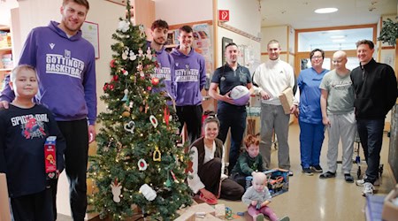 Hintere Reihe v.l.:  Ömer, Mathis Mönninghoff (BG Göttingen), Julius Böhmer und Kevin Buckingham (beide BG Göttingen), Dr. Christian Baldini (Facharzt der Klinik für Kinder- und Jugendmedizin), Mattis, Bianca Schellhaase (Onkologische Pflegefachkraft), Alexander, Jan Wedig (Sporttherapeut 4031) und davor Kyra Druivenga (Sporttherapeutin 4031), Timo und Sidney bei der Spendenübergabe. Foto: UMG