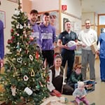 Hintere Reihe v.l.:  Ömer, Mathis Mönninghoff (BG Göttingen), Julius Böhmer und Kevin Buckingham (beide BG Göttingen), Dr. Christian Baldini (Facharzt der Klinik für Kinder- und Jugendmedizin), Mattis, Bianca Schellhaase (Onkologische Pflegefachkraft), Alexander, Jan Wedig (Sporttherapeut 4031) und davor Kyra Druivenga (Sporttherapeutin 4031), Timo und Sidney bei der Spendenübergabe. Foto: UMG