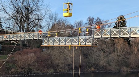 Während der vergangenen Tage wurde das Tragwerk Abschnitt für Abschnitt demontiert, auf Schwimmkörper umgesetzt und am Fuldaufer für den Abtransport vorbereitet. Foto: Stadt Hann. Münden