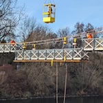 Während der vergangenen Tage wurde das Tragwerk Abschnitt für Abschnitt demontiert, auf Schwimmkörper umgesetzt und am Fuldaufer für den Abtransport vorbereitet. Foto: Stadt Hann. Münden