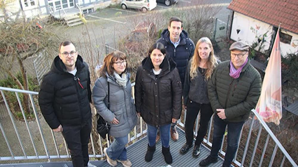 Marcel Mordmüller und Nicole Herthum (Fachdienst Liegenschaften, Hochbau und Sanierung), Nicole Prediger (Leiterin Bereich Stadtentwicklung), Bürgermeister Tobias Dannenberg, GSH-Leiterin Elke Steden und Christoph Ritter (Leiter Fachdienst Bauaufsicht und Denkmalpflege). Foto: Stadt Hann. Münden