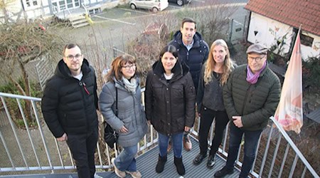 Marcel Mordmüller und Nicole Herthum (Fachdienst Liegenschaften, Hochbau und Sanierung), Nicole Prediger (Leiterin Bereich Stadtentwicklung), Bürgermeister Tobias Dannenberg, GSH-Leiterin Elke Steden und Christoph Ritter (Leiter Fachdienst Bauaufsicht und Denkmalpflege). Foto: Stadt Hann. Münden