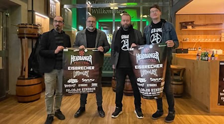 Kay Weseloh von Einbeck Marketing, Marc Kerger, Vorstand der Einbecker Brauhaus AG, Tobias Langer und Felix Erdmer von der Dluxe Media Rosdorf. Fotos Bernard Marks, Deluxe Media