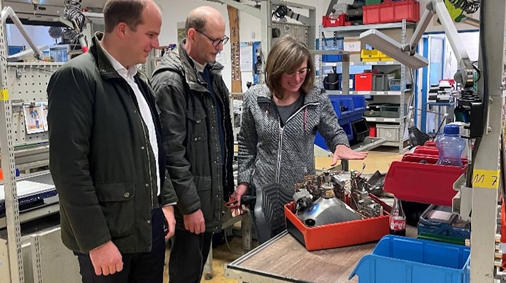 Blick in die Praxis der Abfallvermeidung: v.l.n.r. Dr. Philipp Kanzow, Thomas Otto und Christine Schulmeister. Foto: WMK
