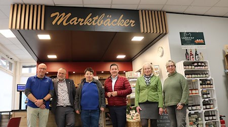 Landrat Marcel Riethig macht sich ein Bild vom inklusiven tegut in Hann. Münden. Foto: Wesche