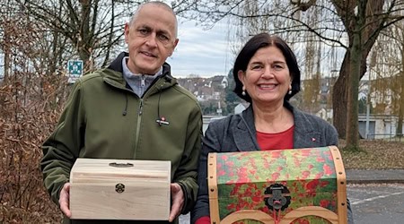 Joachim Hoßbach und Behjat Mehdizadeh präsentieren ihre Schatzkisten. Foto: Pressestelle WMK