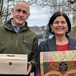 Joachim Hoßbach und Behjat Mehdizadeh präsentieren ihre Schatzkisten. Foto: Pressestelle WMK