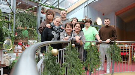 Heimleiterin Melanie Bertram und Mitarbeitervertreterin Birgit Braun gemeinsam mit einem Teil des Teams – sie alle machen den Weihnachtsmarkt im Stift möglich. Foto: Wesche
