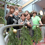 Heimleiterin Melanie Bertram und Mitarbeitervertreterin Birgit Braun gemeinsam mit einem Teil des Teams – sie alle machen den Weihnachtsmarkt im Stift möglich. Foto: Wesche