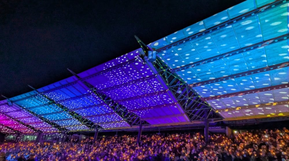 Stimmungsvolle Atmosphäre im Göttinger Jahnstadion: Die zweite Auflage des Weihnachtssingens zugunsten des Kinder- und Jugendhospizes Sternenlichter war ein voller Erfolg. Im Rahmen der Veranstaltung kamen 34.085,00 Euro an Spenden zusammen. Fotos: Beuermann