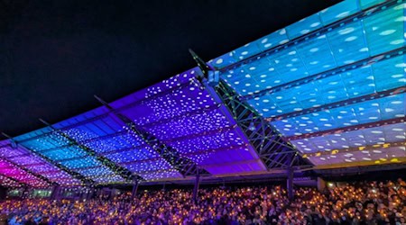 Stimmungsvolle Atmosphäre im Göttinger Jahnstadion: Die zweite Auflage des Weihnachtssingens zugunsten des Kinder- und Jugendhospizes Sternenlichter war ein voller Erfolg. Im Rahmen der Veranstaltung kamen 34.085,00 Euro an Spenden zusammen. Fotos: Beuermann