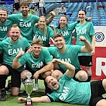  Das Team Stadtwerke Göttingen & EAM jubelt über den Gewinn des vision2facts Firmencup 2026 in der Lokhalle Göttingen. Foto: FEST GmbH / Swen Pförtner