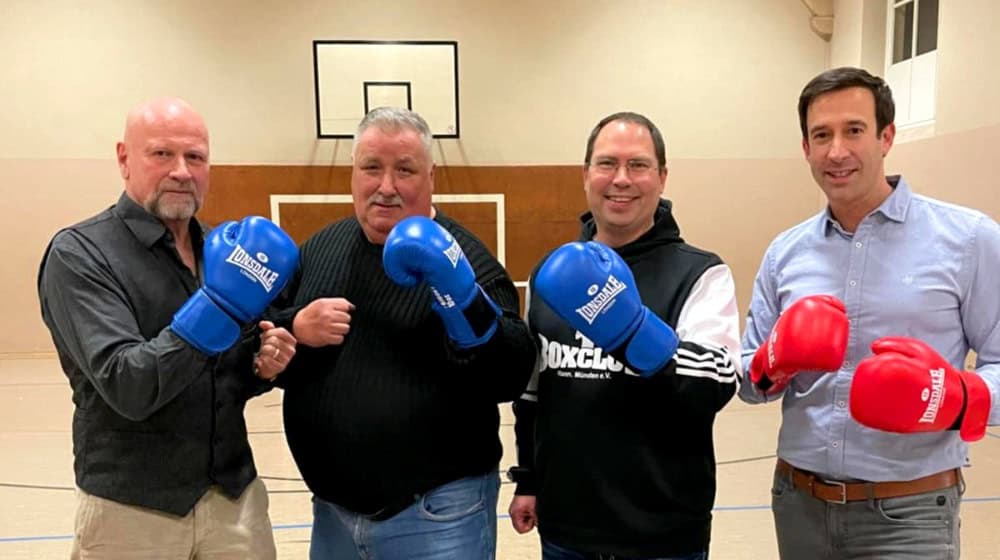v.l. Gerald Wagener, Bernd Kulle, Daniel Sallwey und Tobias Dannenberg beim Fototermin zur Spendenübergabe an den Mündener Boxclub. Foto: Tarsa