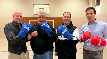 v.l. Gerald Wagener, Bernd Kulle, Daniel Sallwey und Tobias Dannenberg beim Fototermin zur Spendenübergabe an den Mündener Boxclub. Foto: Tarsa