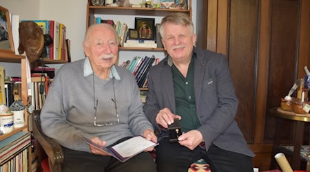 v.l.: Horst Maar erhält von Jörg Mannigel (Geschäftsführer des Diakonieverbands Göttingen-Münden) das Goldene Kronenkreuz Foto: Jeanine Rudat