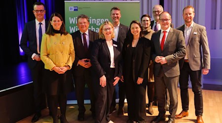 (v. l.) Christian Grascha (stellv. Hauptgeschäftsführer IHK Hannover und Leiter der Geschäftsstelle in Göttingen), Maike Bielfeldt (Hauptgeschäftsführerin IHK Hannover), Dr. Andreas Philippi (Nds. Arbeitsminister), Prof. Dr. Elisabeth Zeisberg (Geschäftsführerin der GoeFuture Startup Factory), Dennis Benkmann (Geschäftsführer SABEU GmbH & Co. KG), Stephanie Pfeil-Coenen (Mitgründerin & Geschäftsführerin Phaeosynt GmbH), Alexandra Gerhardy (Vizepräsidentin IHK Hannover), Gerhard Oppermann (Präsid