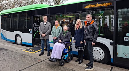 Gemeinsam für mehr Barrierefreiheit im ÖPNV: Stephan Börger - ZVSN-Verbandsgeschäftsführer, Daniel Göbeke - LNVG, Marco Schnieder - BarriereScouts Göttingen, Doreen Fragel, Vorsitzende der ZVSN-Verbandsversammlung und Erste Kreisrätin des Landkreises Göttingen und Rainer Rosenthal, Geschäftsführer von Firma Scheithauer-Reisen. Fotos ZVSN, Bernard Marks