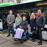 Gemeinsam für mehr Barrierefreiheit im ÖPNV: Stephan Börger - ZVSN-Verbandsgeschäftsführer, Daniel Göbeke - LNVG, Marco Schnieder - BarriereScouts Göttingen, Doreen Fragel, Vorsitzende der ZVSN-Verbandsversammlung und Erste Kreisrätin des Landkreises Göttingen und Rainer Rosenthal, Geschäftsführer von Firma Scheithauer-Reisen. Fotos ZVSN, Bernard Marks