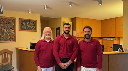 Das Praktikum in der Vorklinik in der Praxis Schneider in Wehretal. V. l.: Dr. Kurt Schneider, Student Mohamad Alhaj Mohamad, Justus Schneider. (Foto: J. Schneider)