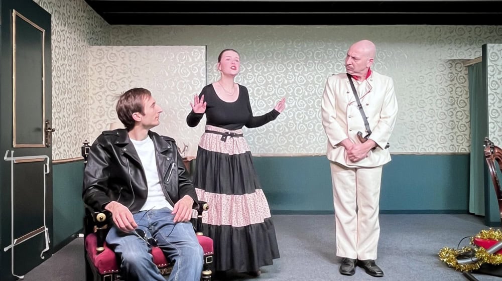 Unsichtbar für die Figuren, präsent fürs Publikum: Die drei Geister stehen im Mittelpunkt der neuen Komödie des Drei-Flüsse-Theaters und sorgen mit Spuk und Situationskomik für überraschende Momente. Fotos: Drei Flüsse Theater