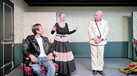 Unsichtbar für die Figuren, präsent fürs Publikum: Die drei Geister stehen im Mittelpunkt der neuen Komödie des Drei-Flüsse-Theaters und sorgen mit Spuk und Situationskomik für überraschende Momente. Fotos: Drei Flüsse Theater