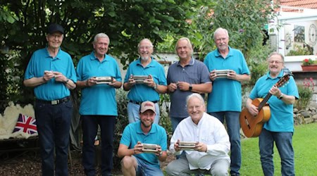 August 2025 beim Sommerfest in Neu-Eichenberg: Von links nach rechts: Jürgen Gundlach, Fritz Dreyer, Hartmut Killig, Herbert Preissler, Kurt Köhler und Horst Stakelies. Vorne von links Lukas Schmidt und Hayo Dünnwald. Foto: privat
