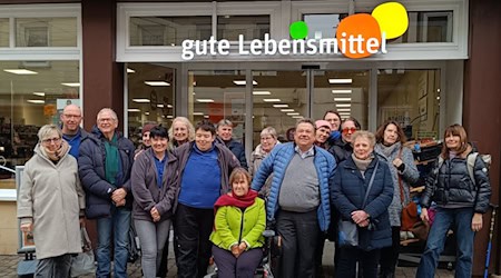 Der Niedersächsische Minister für Soziales, Arbeit, Gesundheit und Gleichstellung, Dr. Andreas Philippi informierte sich über inklusive Arbeitsbedingungen im tegut HMÜ. Foto: AWO Göttingen / privat