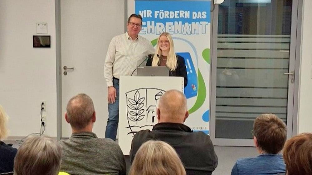 Auf der „Hygieneschulung für Ehrenamtliche“ erfahren Engagierte von Experten des Gesundheits- und Veterinäramts, wie sie Kuchenbuffets und Co. sicher anbieten Foto: Koordinierungszentrum für Bürgerengagement, Werra-Meißner-Kreis.