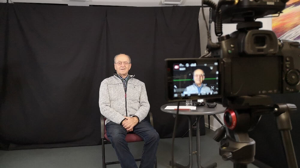 Zeitzeugeninterview mit dem früheren Mitarbeiter des Grenzzolldienstes Albert Stieglitz im Grenzmuseum Schifflersgrund; Foto: Grenzmuseum Schifflersgrund, Madlen Beckmann.