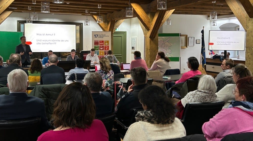 Bürgermeister Jens Augat begrüßt die Teilnehmenden des Fachausschusses. Foto: Stadt Osterode