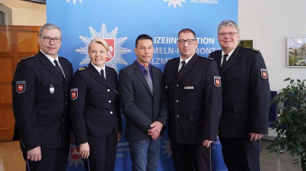 v.l.n.r.: Matthias Kinzel (Leiter der Polizeiinspektion Hameln-Pyrmont/Holzminden, Tanja Wulff-Bruhn (Präsidentin der Polizeidirektion Göttingen), Günther Köster (ehemaliger Leiter des Polizeikommissariats Bad Münder), Mirko Titze (Leiter des Polizeikommissariats Bad Münder) und Mathias Schröder (Vizepräsident der Polizeidirektion Göttingen). Foto Polizei Göttingen 