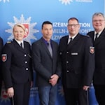 v.l.n.r.: Matthias Kinzel (Leiter der Polizeiinspektion Hameln-Pyrmont/Holzminden, Tanja Wulff-Bruhn (Präsidentin der Polizeidirektion Göttingen), Günther Köster (ehemaliger Leiter des Polizeikommissariats Bad Münder), Mirko Titze (Leiter des Polizeikommissariats Bad Münder) und Mathias Schröder (Vizepräsident der Polizeidirektion Göttingen). Foto Polizei Göttingen 