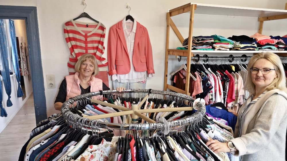 Ingrid Kubitz und Helena Efimov sortieren Kleidung im FAIRKAUF-Laden der Caritas (ny)