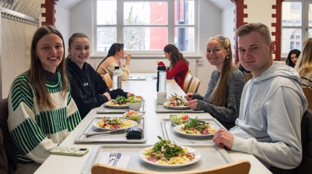 „Lecker und absolut empfehlenswert“, sagen (v.l.) Luna Exner, Lea-Marie Müller, Selina Krebs und Aaron Hiller zum besten Preis-Leistungsverhältnis in der Mensa.Foto: HAWK