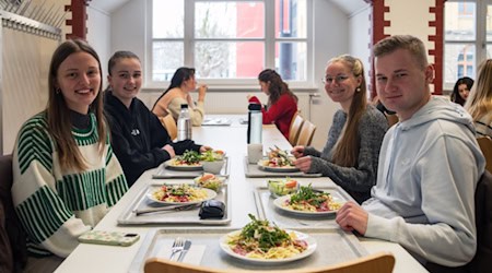 „Lecker und absolut empfehlenswert“, sagen (v.l.) Luna Exner, Lea-Marie Müller, Selina Krebs und Aaron Hiller zum besten Preis-Leistungsverhältnis in der Mensa.Foto: HAWK