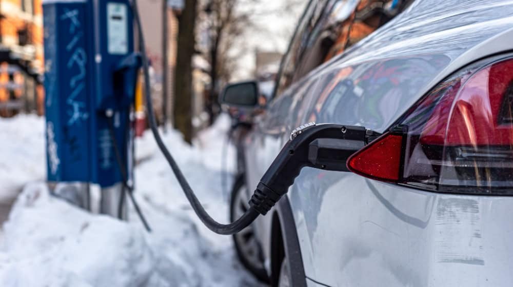 Kälte stellt E-Autos vor besondere Herausforderungen: Sinkende Temperaturen beeinflussen die Batterieleistung und damit die Reichweite – mit der richtigen Vorbereitung lassen sich viele Effekte jedoch deutlich abmildern. Quelle: TNM | GettyImages