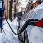 Kälte stellt E-Autos vor besondere Herausforderungen: Sinkende Temperaturen beeinflussen die Batterieleistung und damit die Reichweite – mit der richtigen Vorbereitung lassen sich viele Effekte jedoch deutlich abmildern. Quelle: TNM | GettyImages