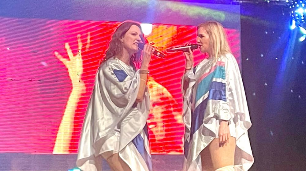 Mitsingen, tanzen, feiern: „Abba Unforgettable“ brachte die größten Hits nach Bad Sooden-Allendorf Foto: Wesche