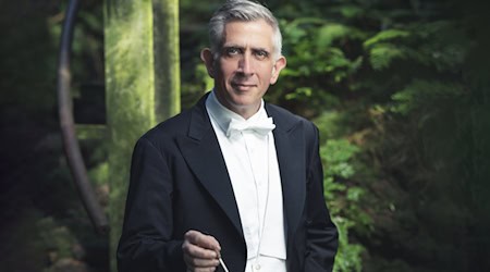 Für die perfekte Inszenierung sorgt Chefdirigent Nicholas Milton. Foto: GSO / Julian Crozier